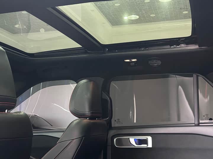 Фото 8 - Ford Explorer