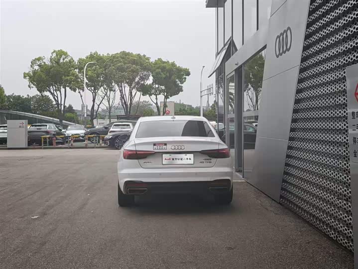 Фото 4 - Audi A4L