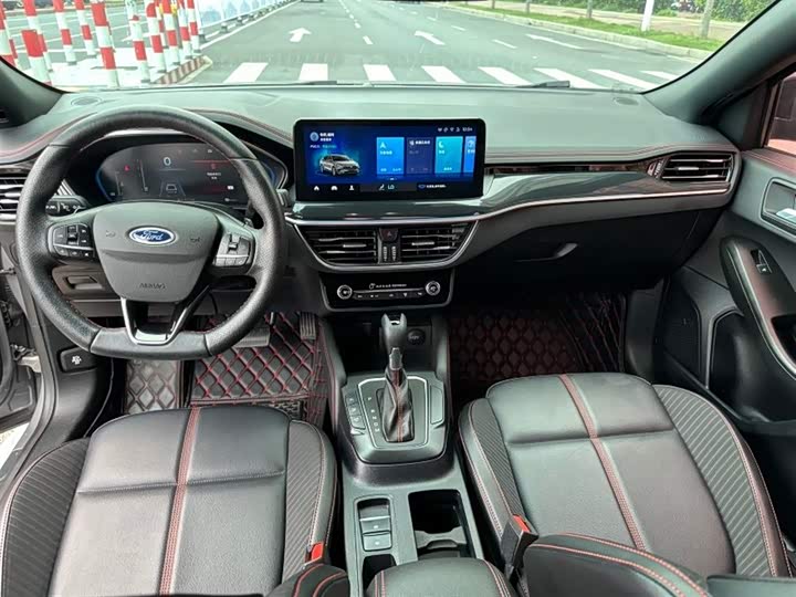 Ford Focus 2022 2022款 三厢 EcoBoost 180 自动ST Line