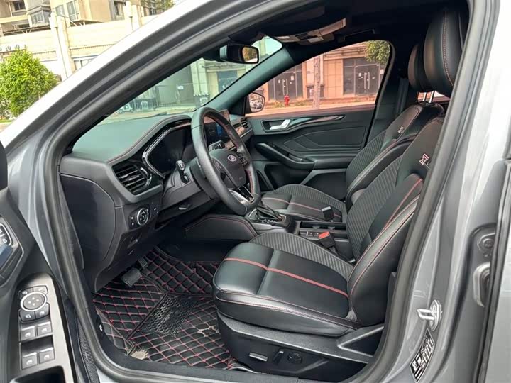 Ford Focus 2022 2022款 三厢 EcoBoost 180 自动ST Line