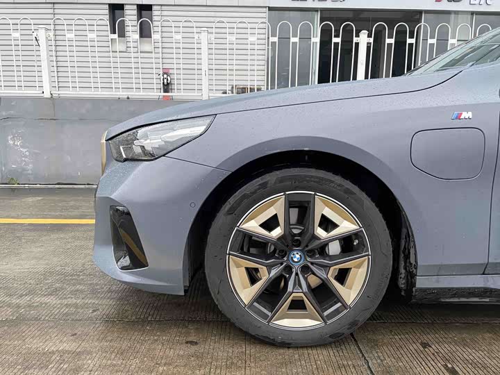 Фото 6 - BMW i5