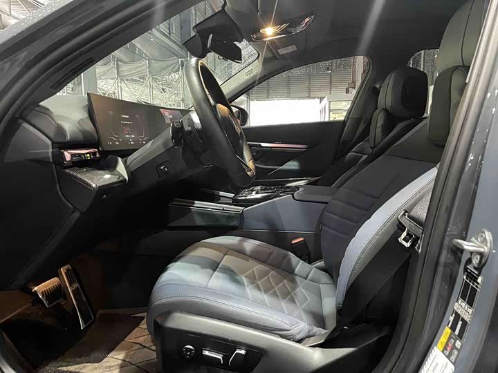 Фото 8 - BMW i5