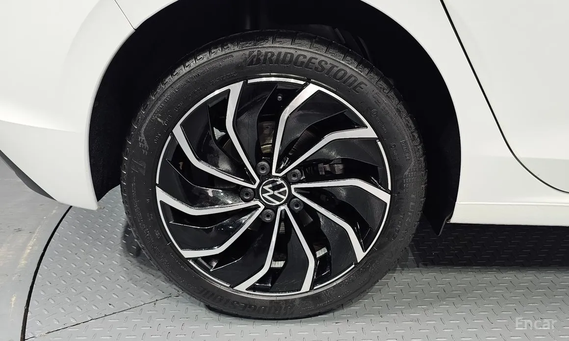 Photo 5 - Volkswagen Golf