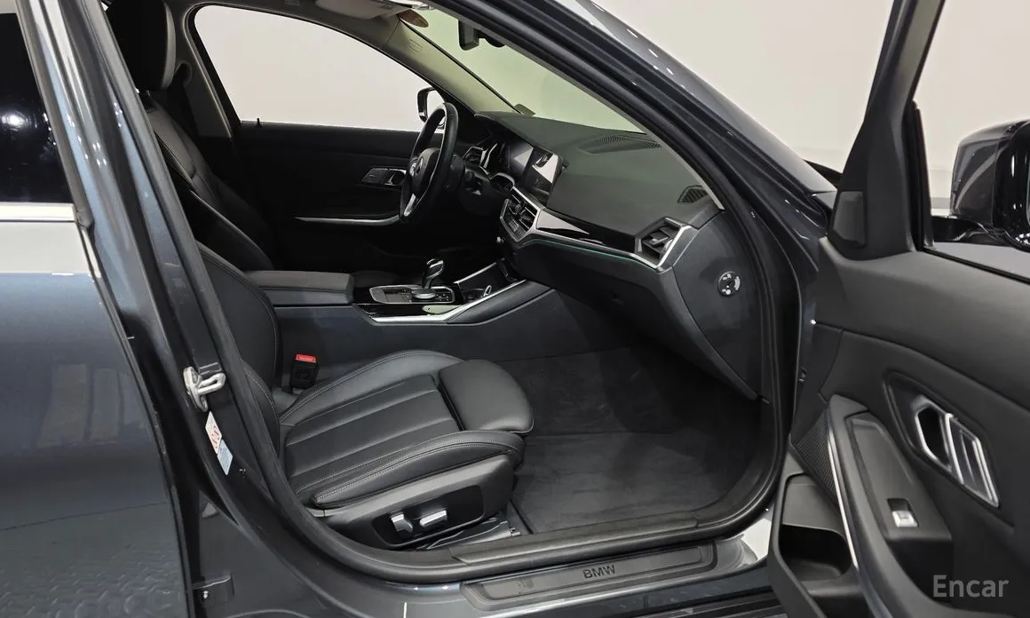 BMW 3 Series 2019 320i
