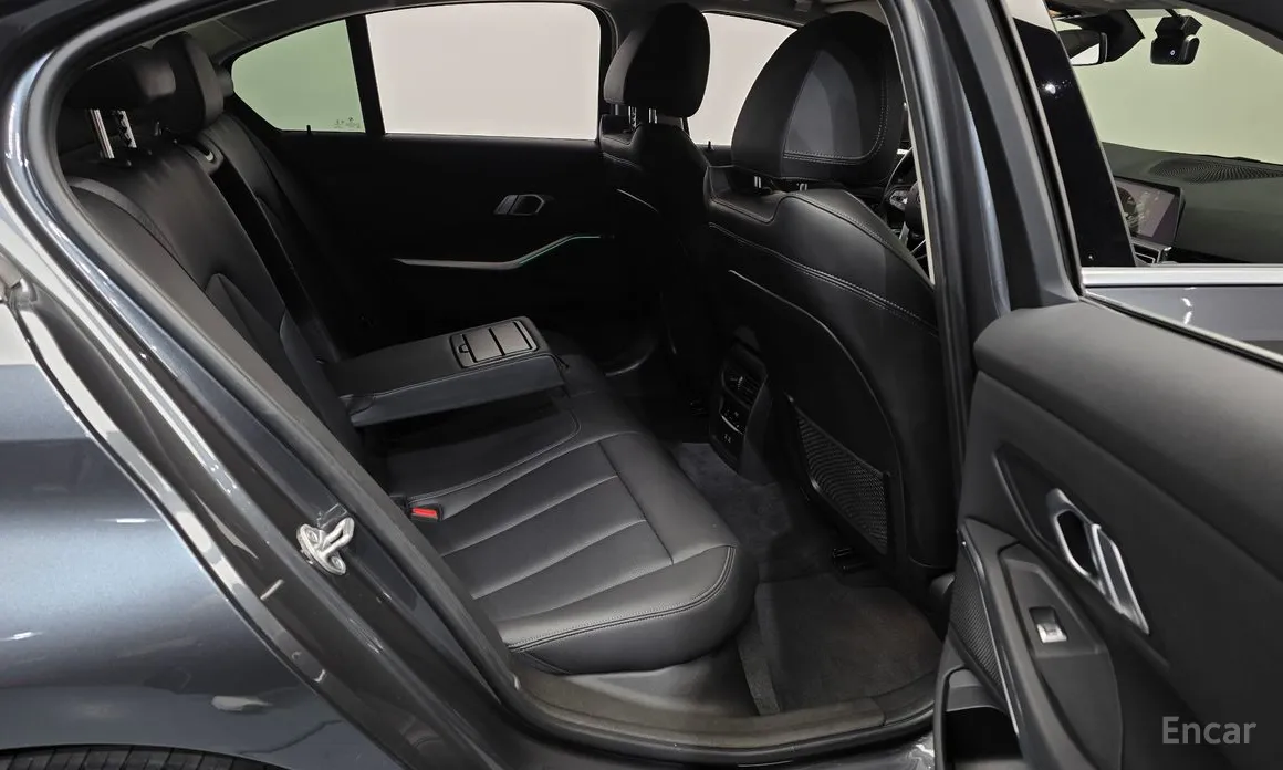BMW 3 Series 2019 320i