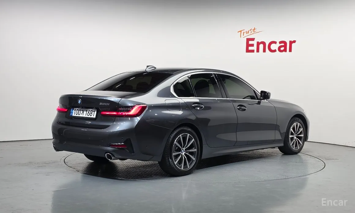 BMW 3 Series 2019 320i