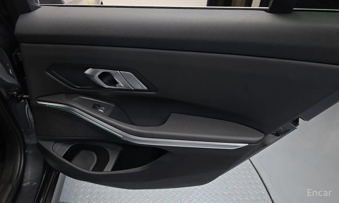 BMW 3 Series 2019 320i