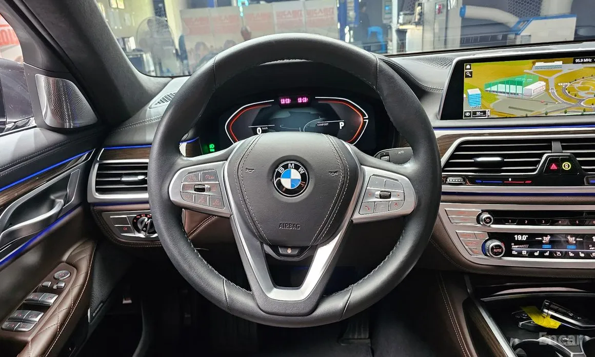 Photo 13 - BMW 7 Series