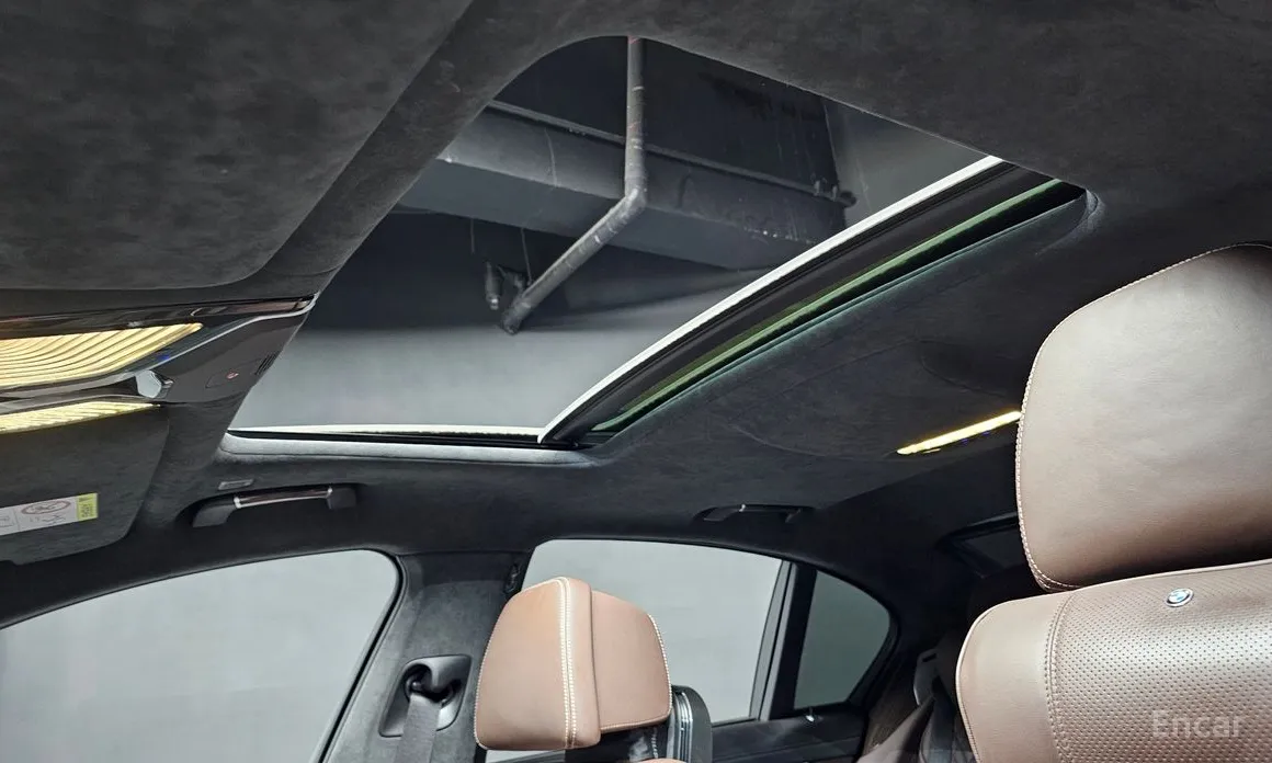 Photo 19 - BMW 7 Series