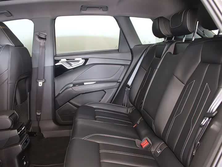 Photo 8 - Audi Q4 e-tron