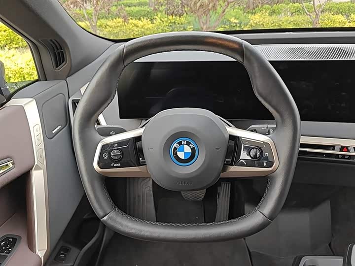Фото 8 - BMW iX