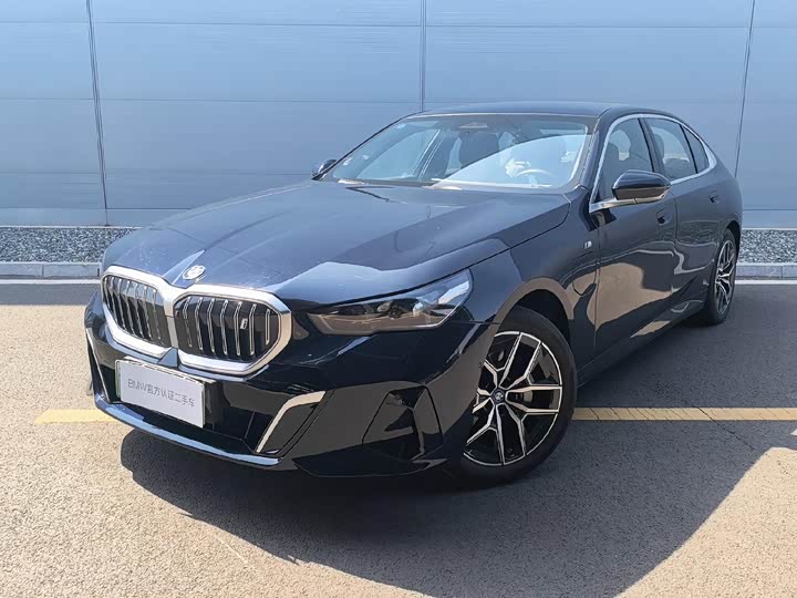 Photo 2 - BMW i5