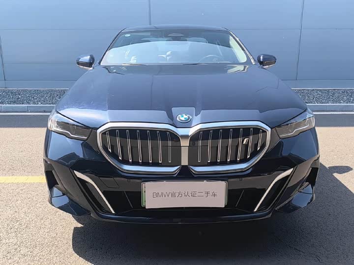 Photo 3 - BMW i5