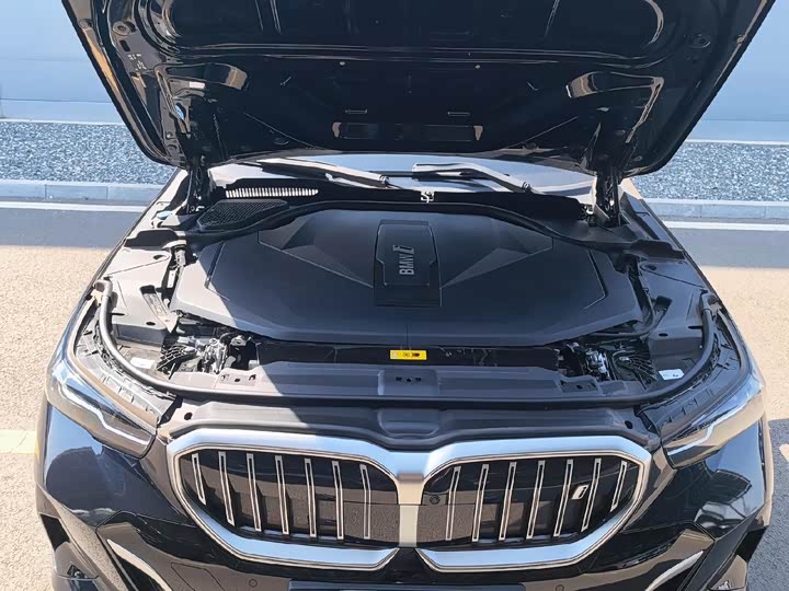 Photo 4 - BMW i5