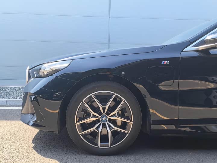 Photo 5 - BMW i5