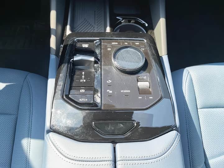 Photo 7 - BMW i5