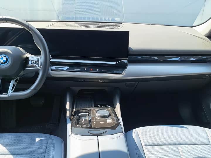 Photo 9 - BMW i5
