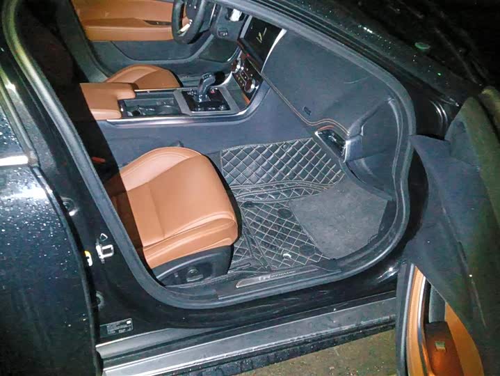 Фото 8 - Jaguar XE L