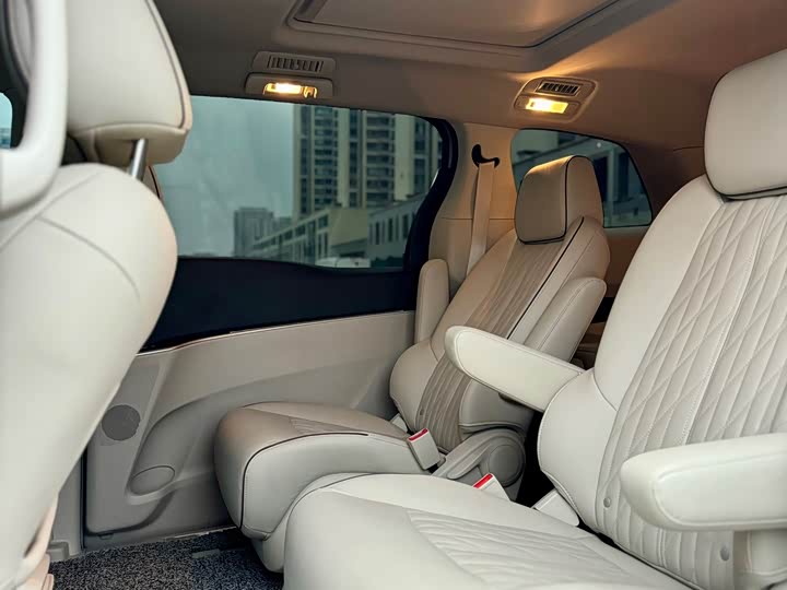 Photo 8 - Buick GL8 ES