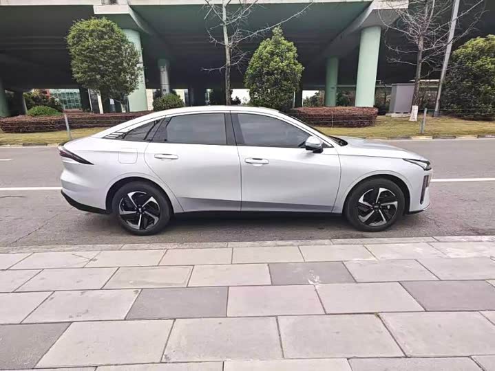 Geely Galaxy L6 2025 2025款 EM-i 140km 星舰版
