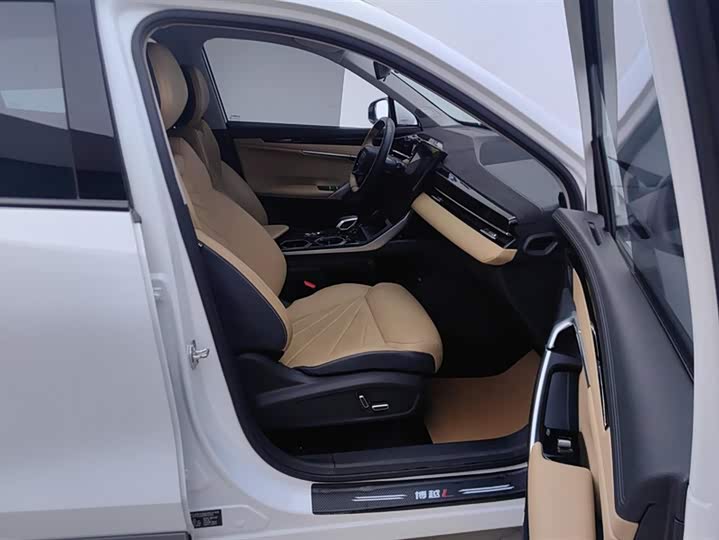 Фото 8 - Geely Atlas L