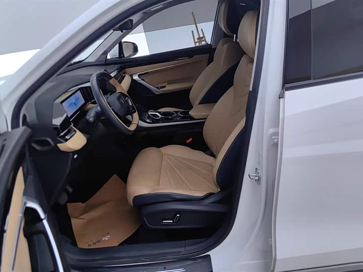 Фото 9 - Geely Atlas L