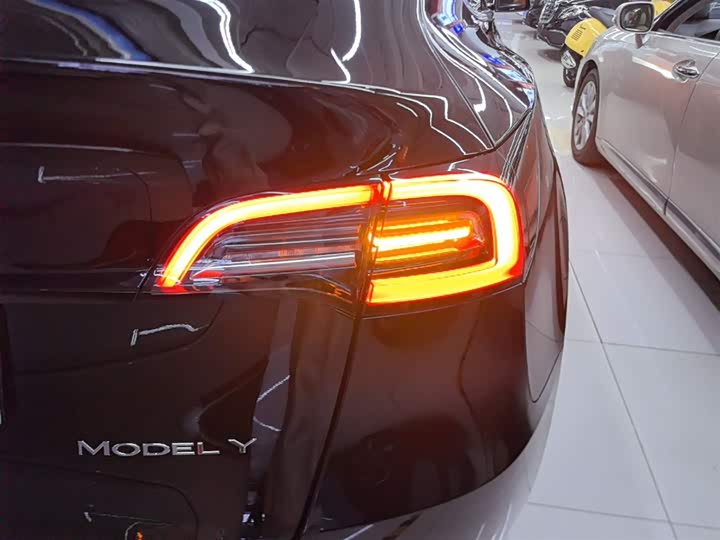 Zdjęcie 8 - Tesla Model Y