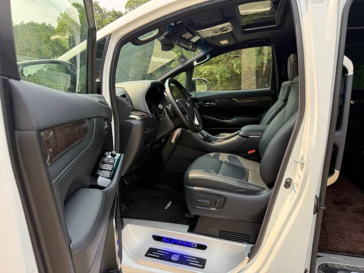 Фото 4 - Toyota Alphard