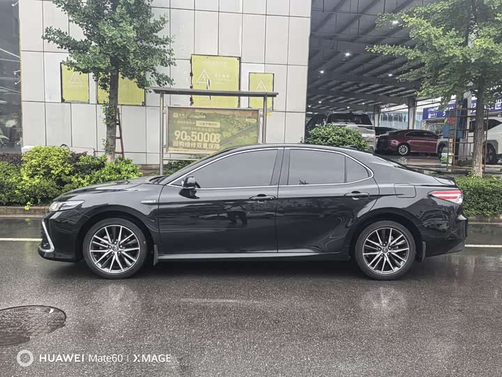 Фото 2 - Toyota Camry