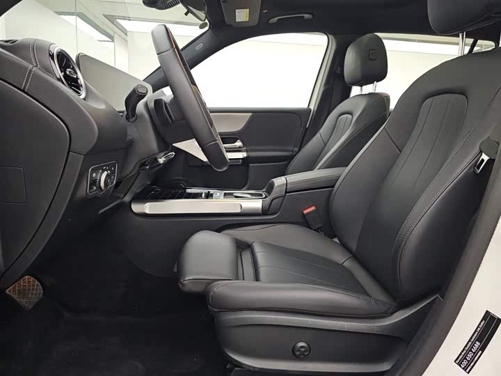 Photo 9 - Mercedes-Benz GLB-Class