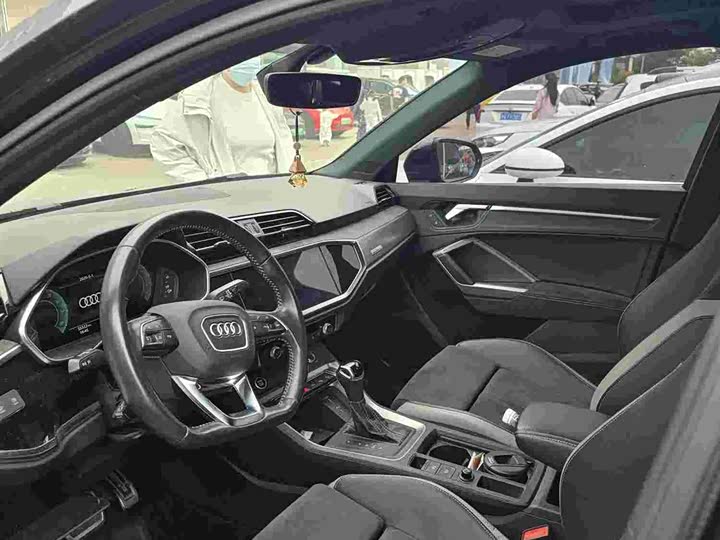 Фото 8 - Audi Q3