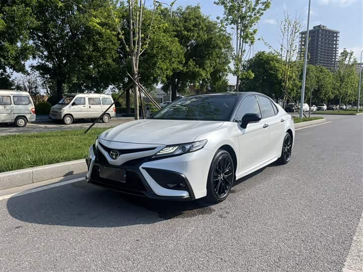 Фото 1 - Toyota Camry