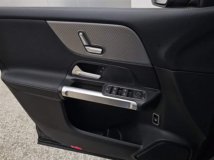 Photo 9 - Mercedes-Benz GLB-Class