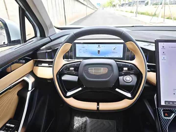 Фото 5 - Geely Atlas L