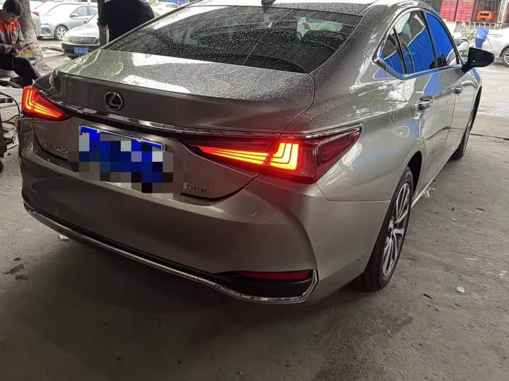 Фото 3 - Lexus ES