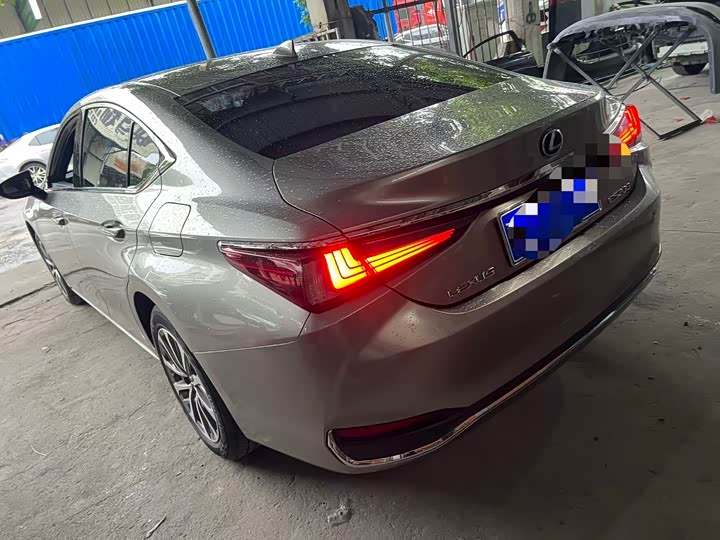 Фото 4 - Lexus ES