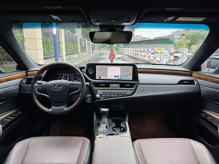 Фото 5 - Lexus ES