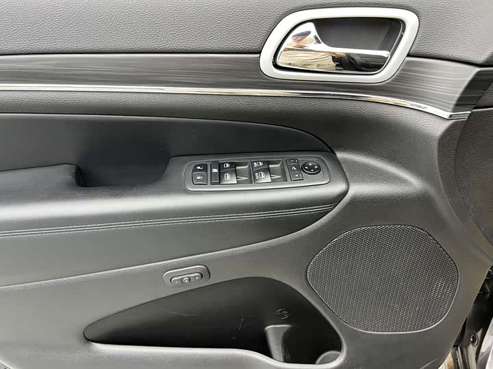 Фото 3 - Jeep Grand Cherokee