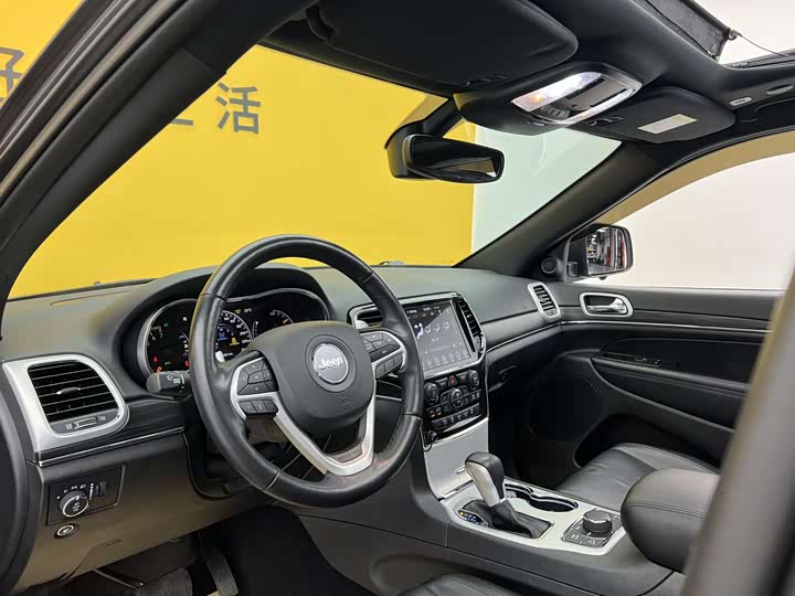 Фото 5 - Jeep Grand Cherokee