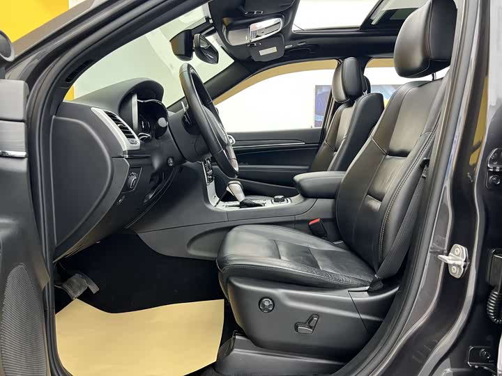 Фото 6 - Jeep Grand Cherokee