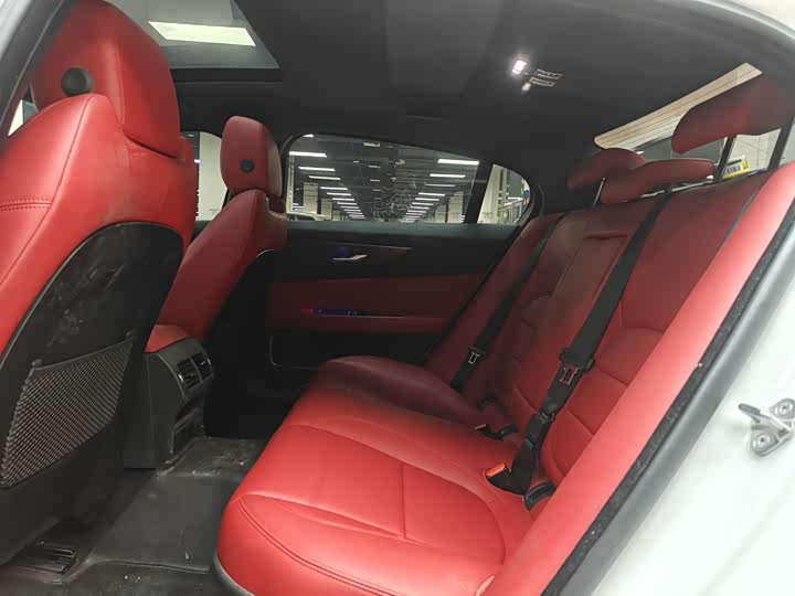 Zdjęcie 6 - Jaguar XE L