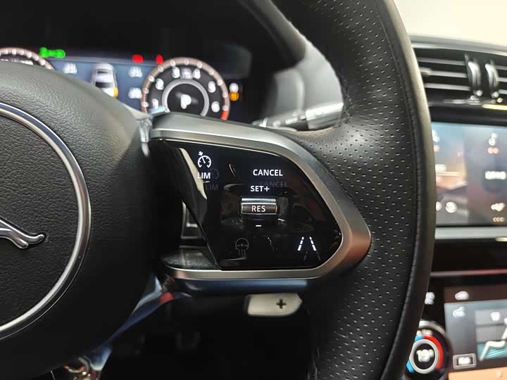 Zdjęcie 9 - Jaguar XE L