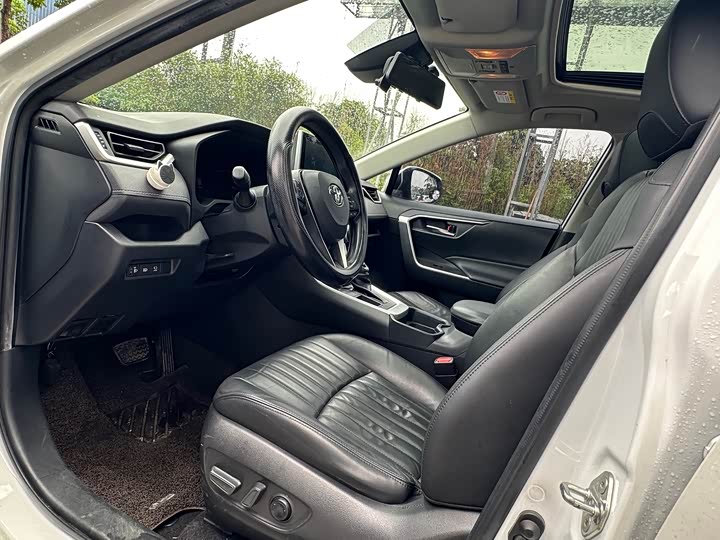 Фото 4 - Toyota RAV4
