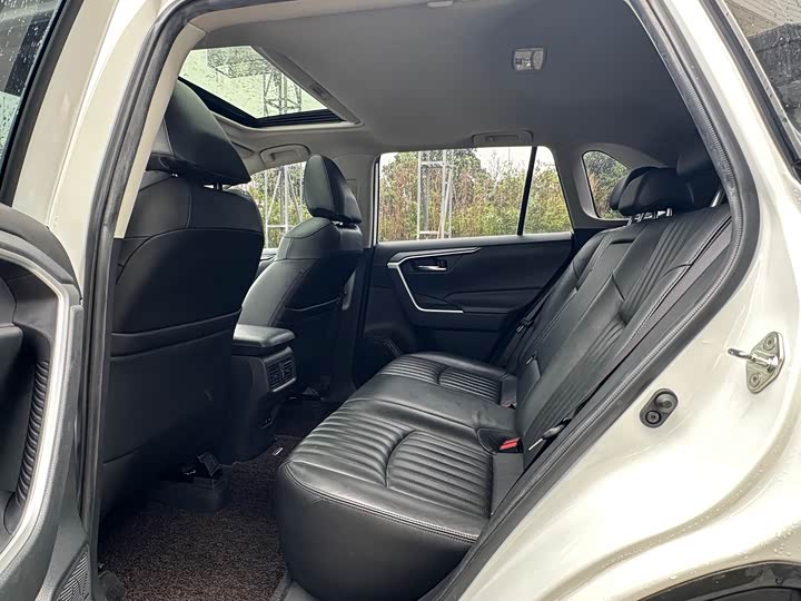 Фото 6 - Toyota RAV4