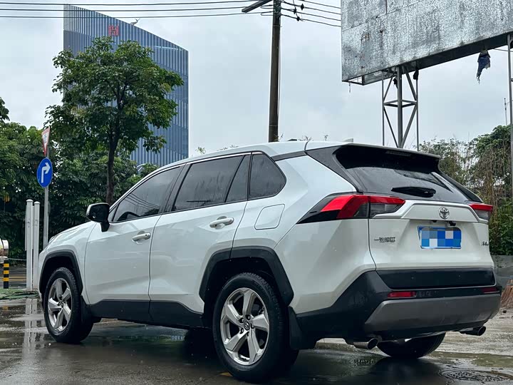 Фото 7 - Toyota RAV4