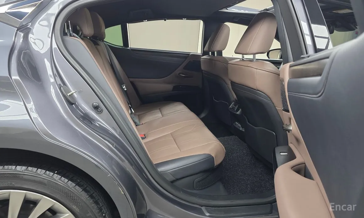 Photo 11 - Lexus ES