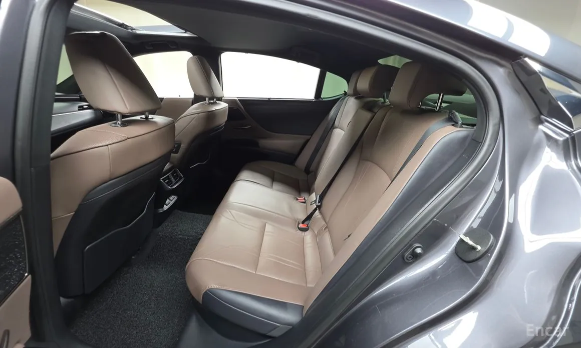 Photo 12 - Lexus ES