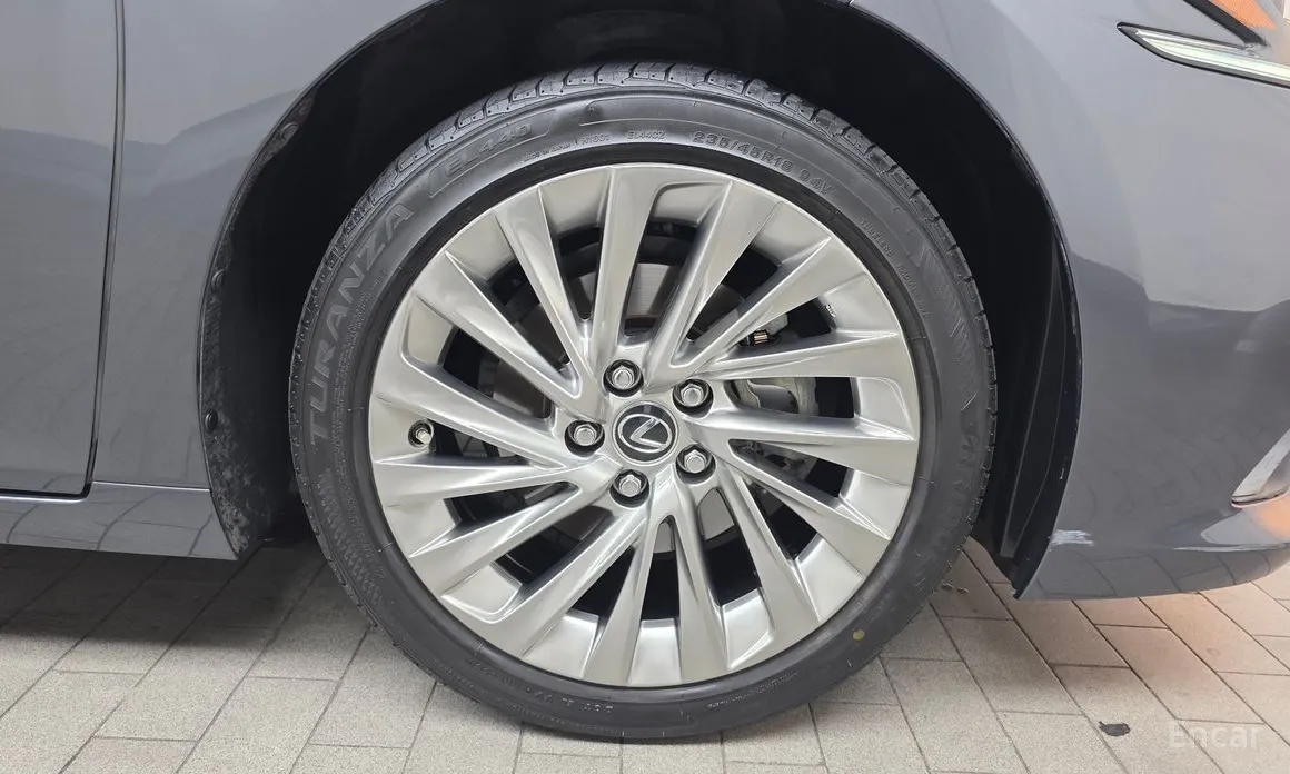 Photo 21 - Lexus ES