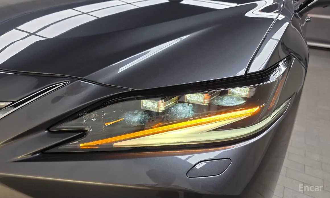 Photo 22 - Lexus ES