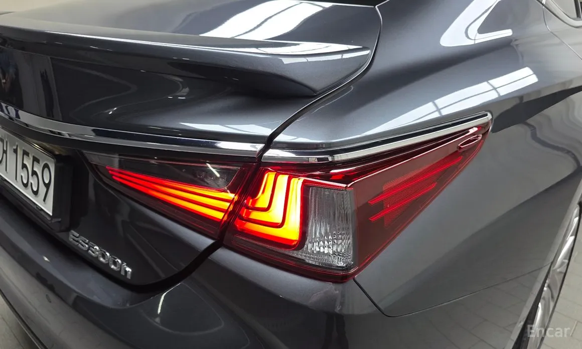 Photo 23 - Lexus ES
